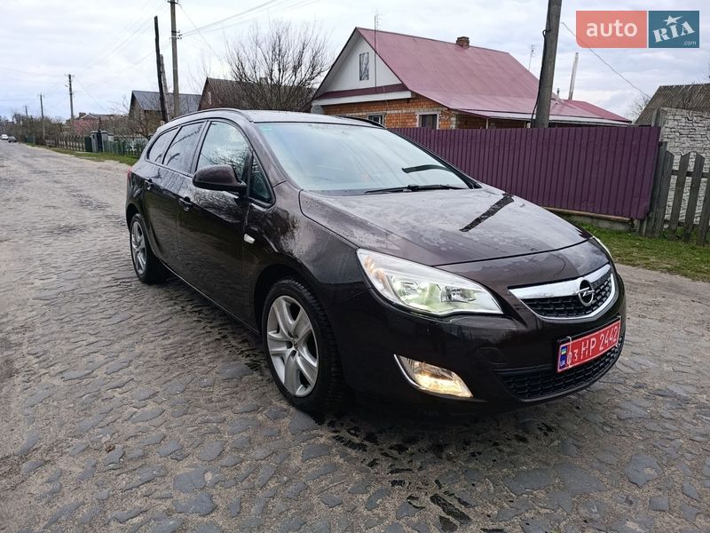 Універсал Opel Astra 2012 в Старій Вижівці