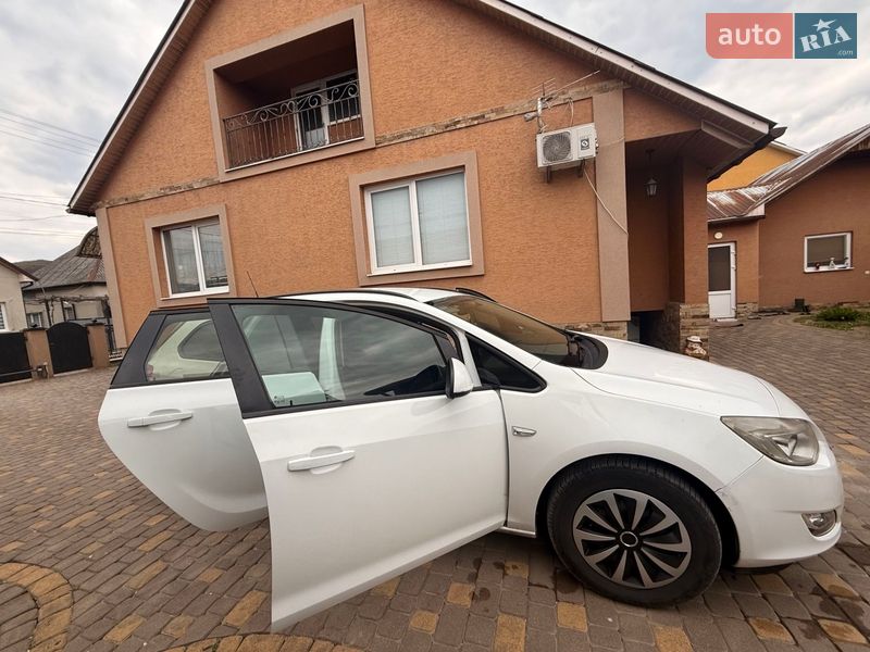 Універсал Opel Astra 2011 в Довгому