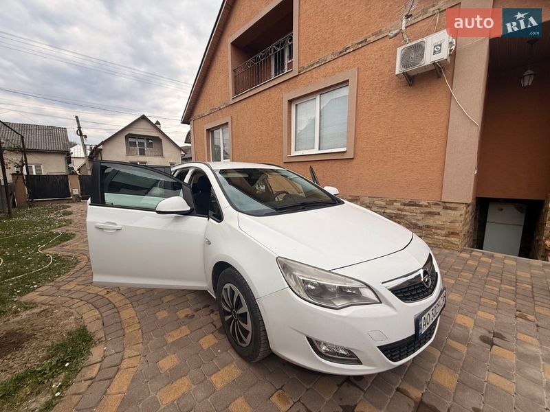Універсал Opel Astra 2011 в Довгому