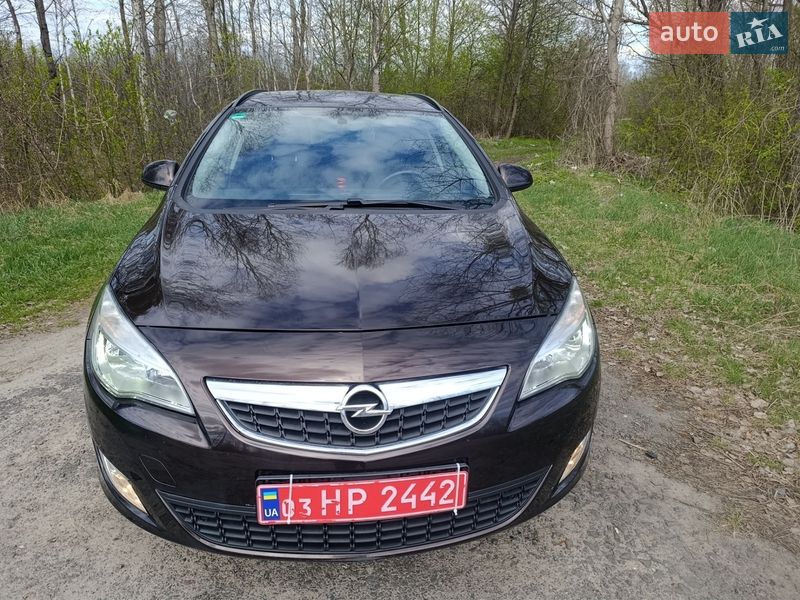 Універсал Opel Astra 2012 в Старій Вижівці