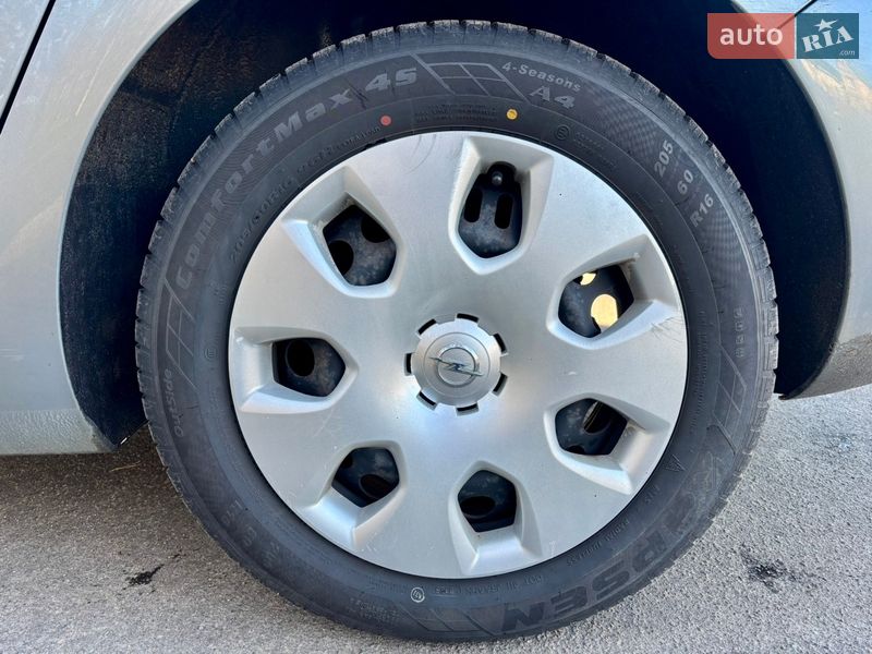 Универсал Opel Astra 2011 в Киеве