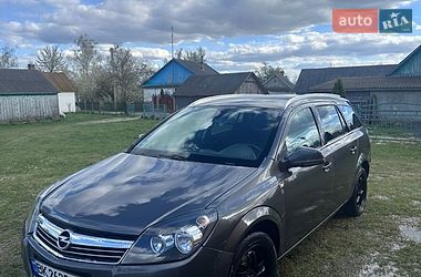 Универсал Opel Astra 2010 в Цумани