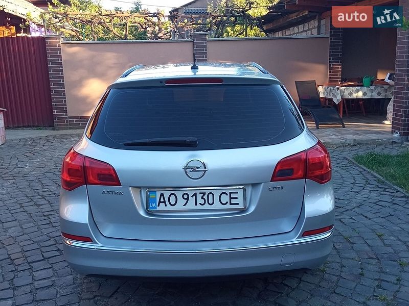 Универсал Opel Astra 2013 в Мукачево
