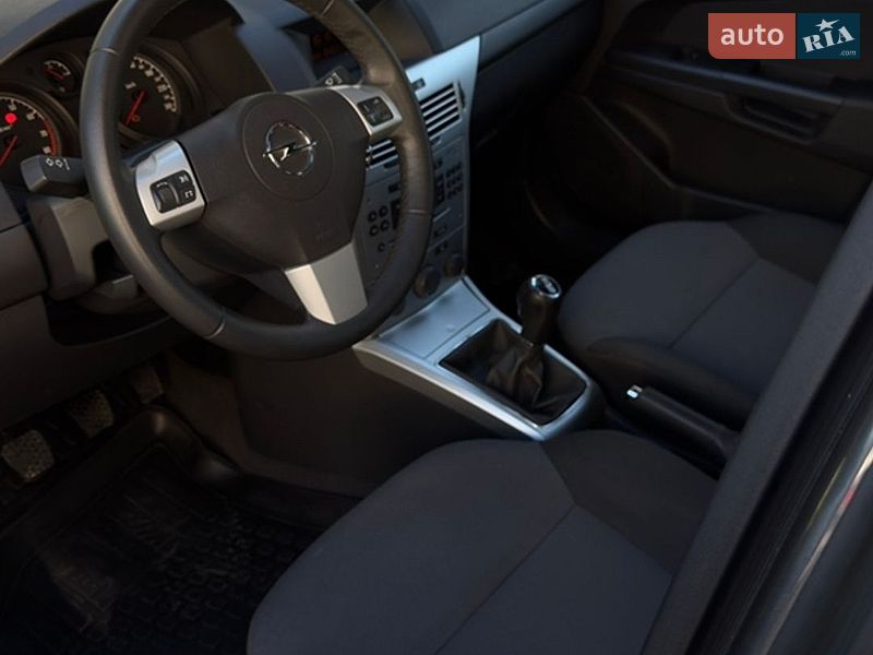 Хэтчбек Opel Astra 2012 в Дрогобыче