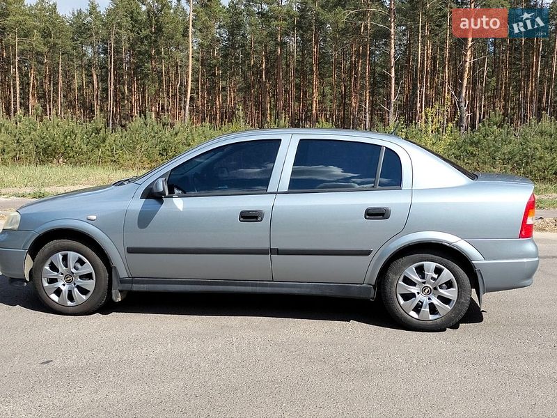 Седан Opel Astra 2006 в Сарнах
