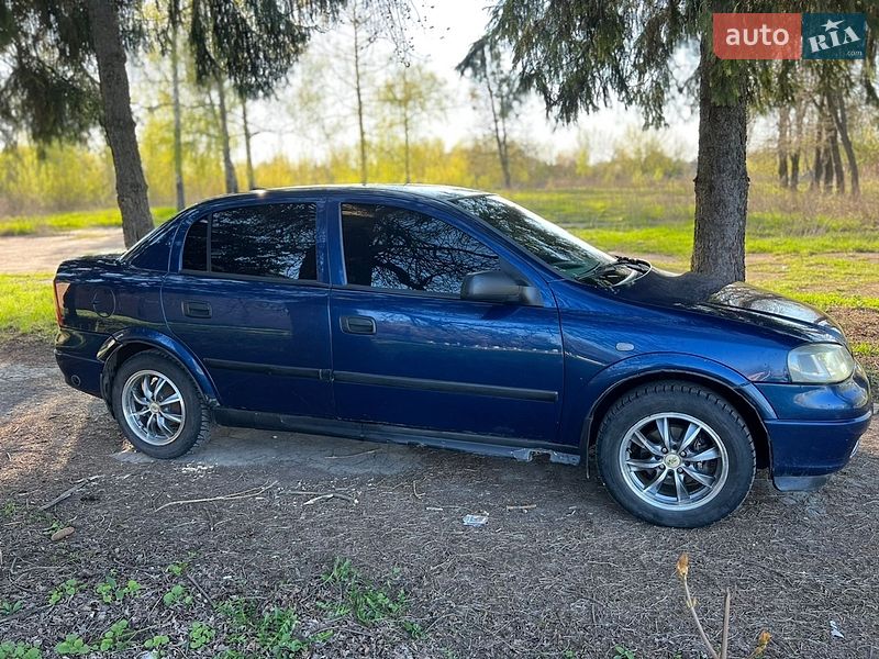 Седан Opel Astra 2004 в Лебедине