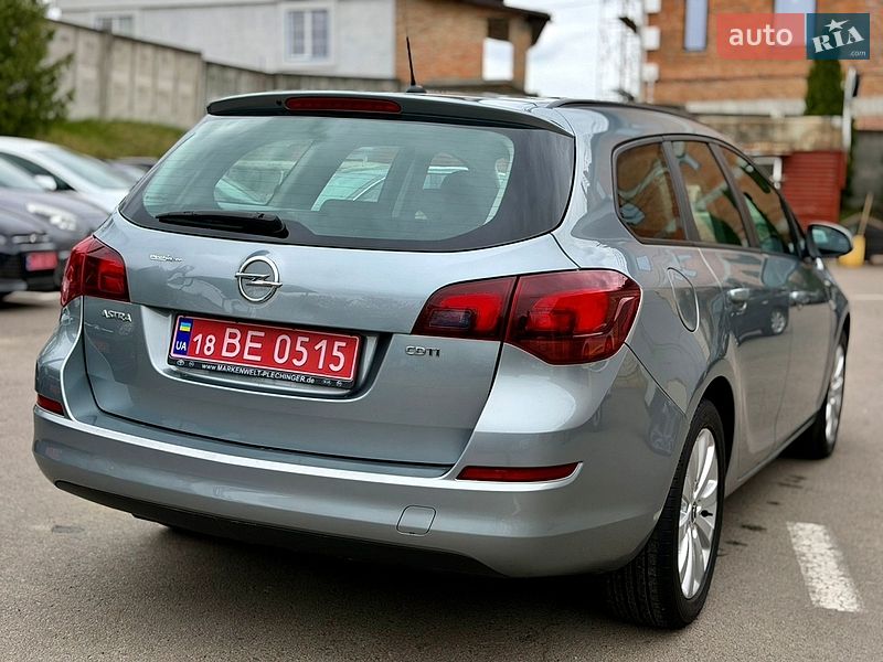 Универсал Opel Astra 2010 в Ровно