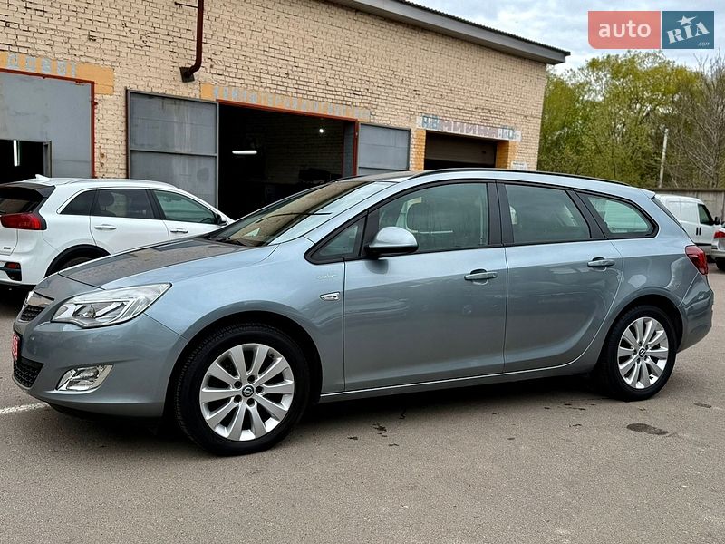 Универсал Opel Astra 2010 в Ровно