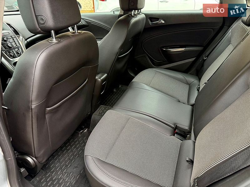Универсал Opel Astra 2010 в Ровно