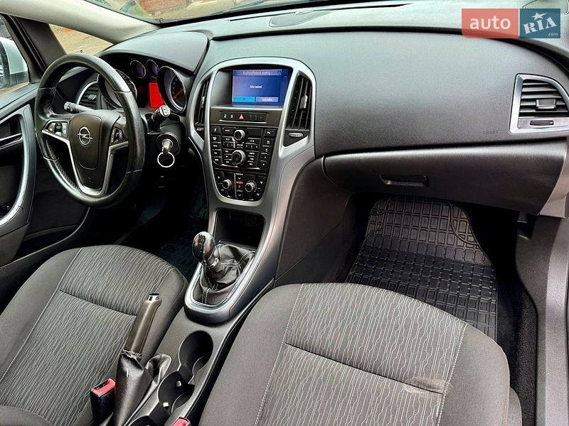 Универсал Opel Astra 2012 в Ровно