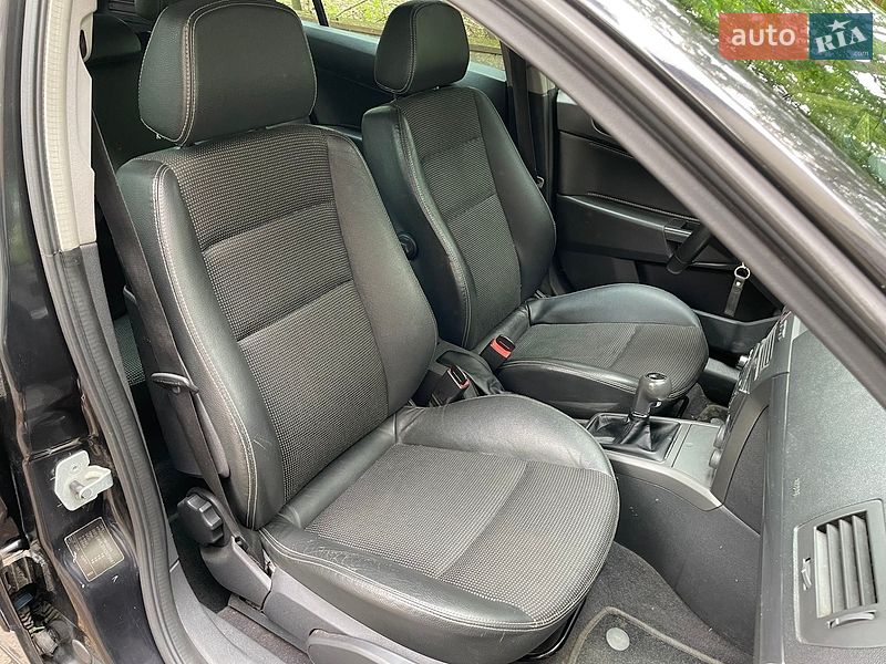 Универсал Opel Astra 2004 в Остроге