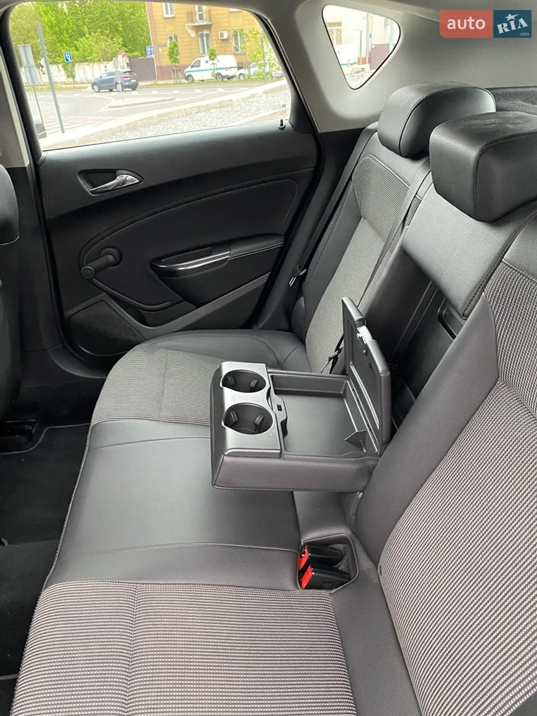 2011 Opel Astra - мініатюра 28