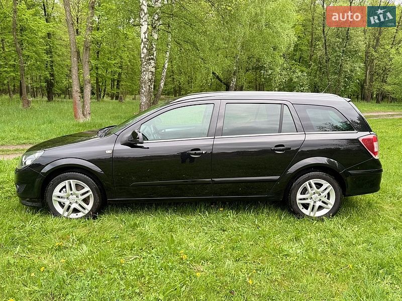 Універсал Opel Astra 2010 в Сумах