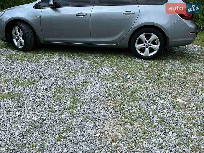 Универсал Opel Astra 2012 в Дрогобыче