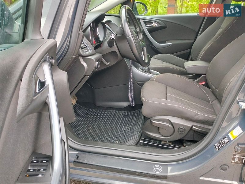 Универсал Opel Astra 2013 в Житомире
