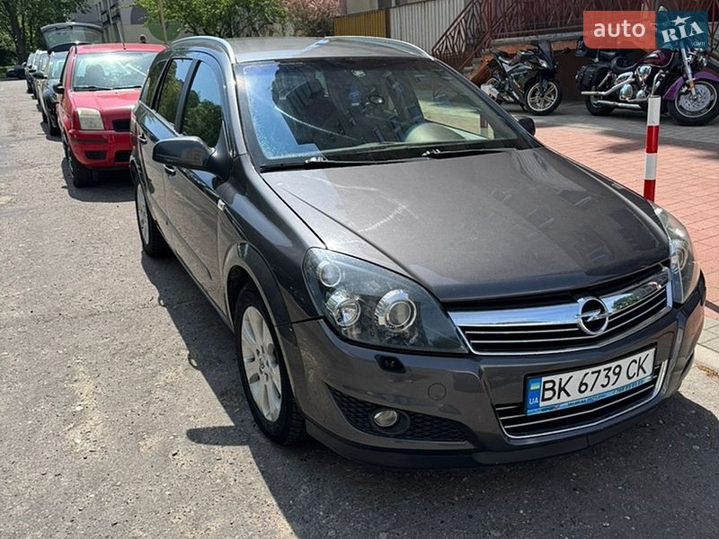 Універсал Opel Astra 2009 в Радивиліві
