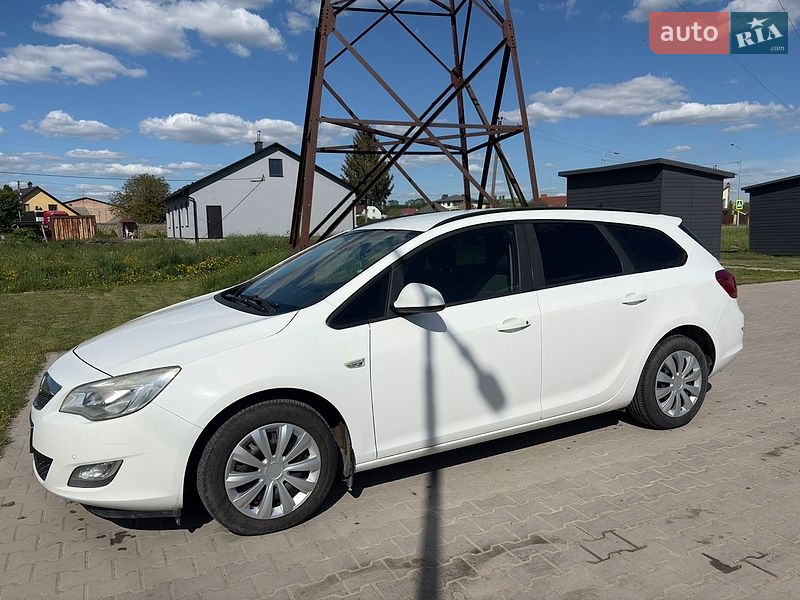 Универсал Opel Astra 2011 в Оброшином