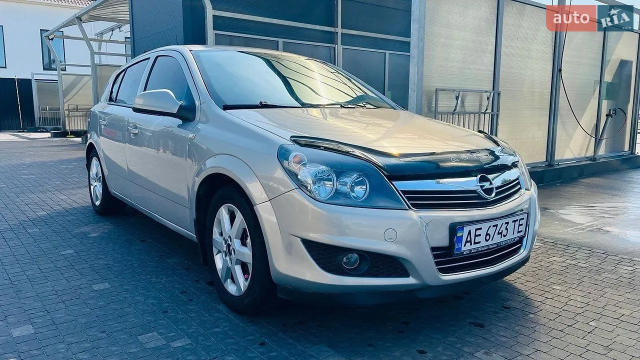 2011 Opel Astra - фото 1