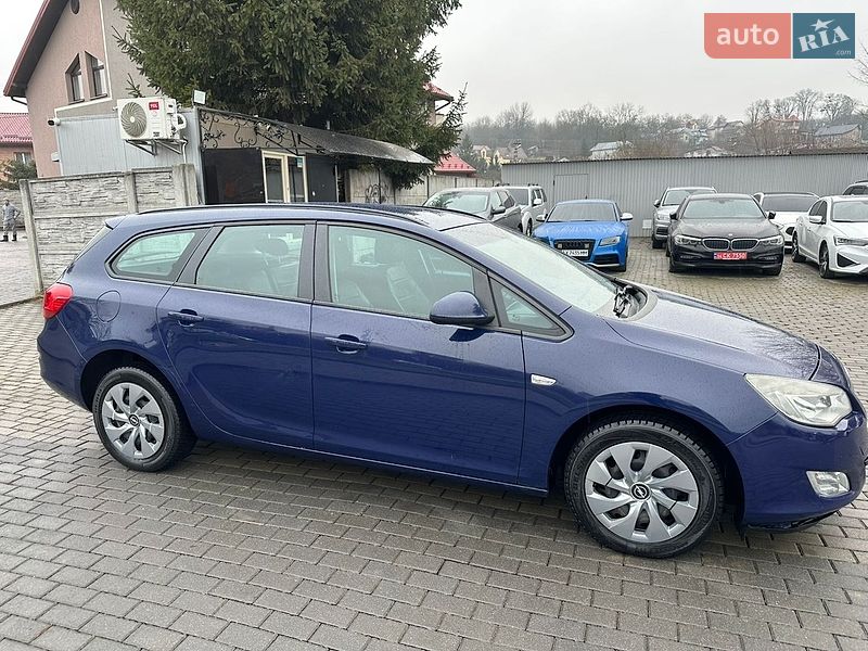 Универсал Opel Astra 2011 в Львове