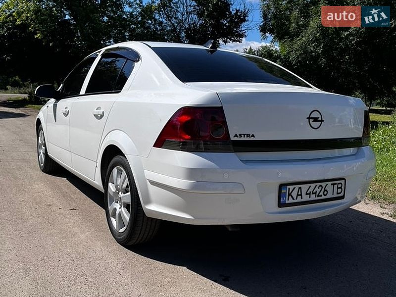 Седан Opel Astra 2012 в Первомайске