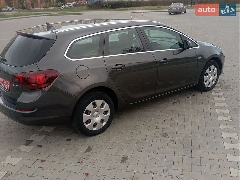 Універсал Opel Astra 2011 в Бучі