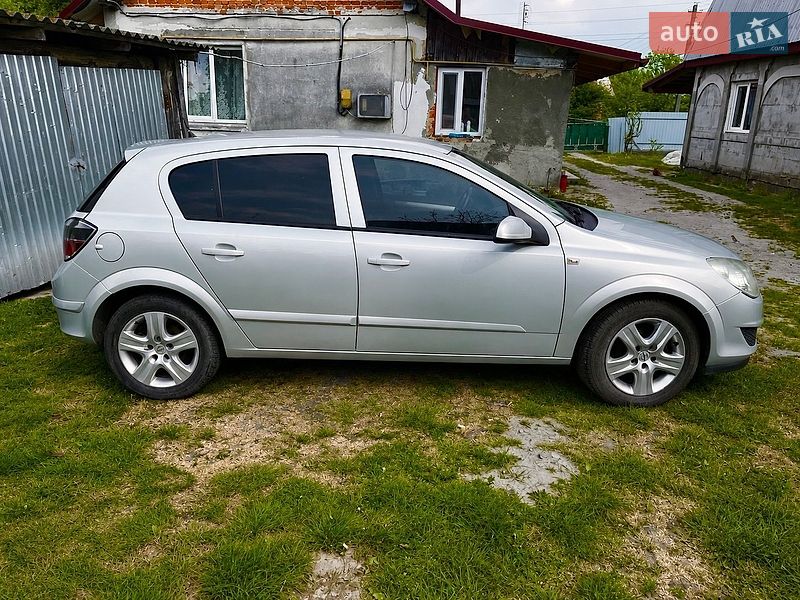 Хэтчбек Opel Astra 2008 в Буске