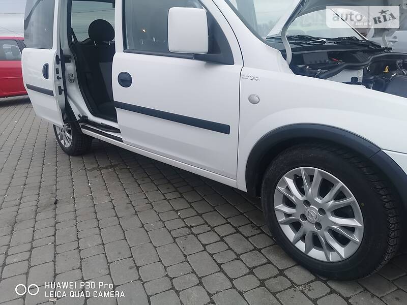 Універсал Opel Combo 2011 в Чернівцях