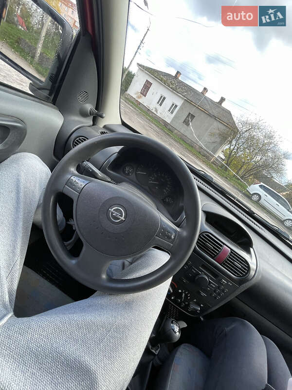Минивэн Opel Combo 2005 в Остроге