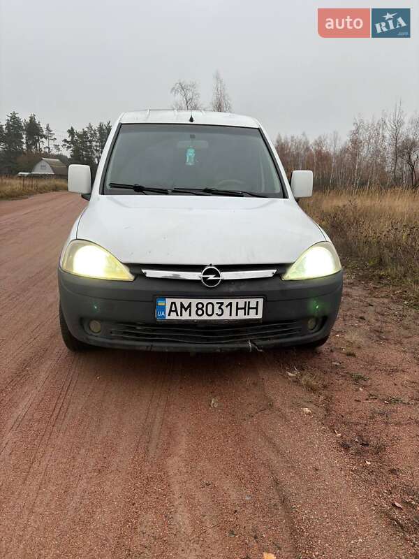 Минивэн Opel Combo 2005 в Коростене