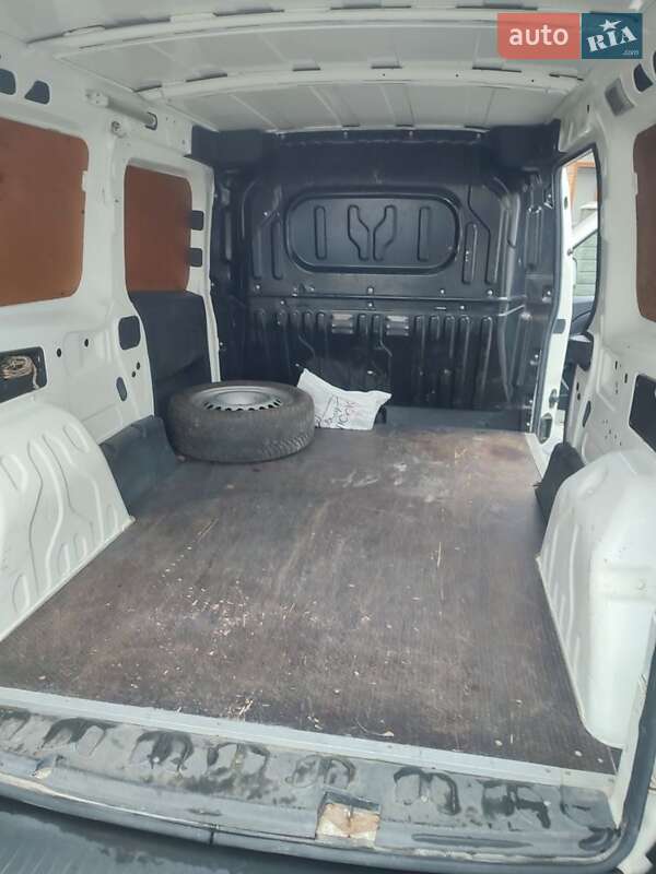 Вантажний фургон Opel Combo 2016 в Рівному