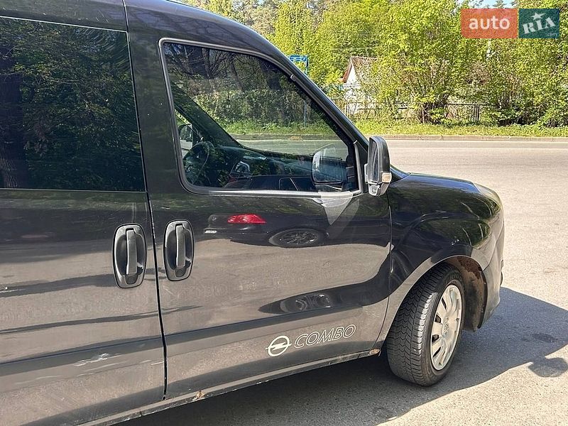 Вантажний фургон Opel Combo 2012 в Львові