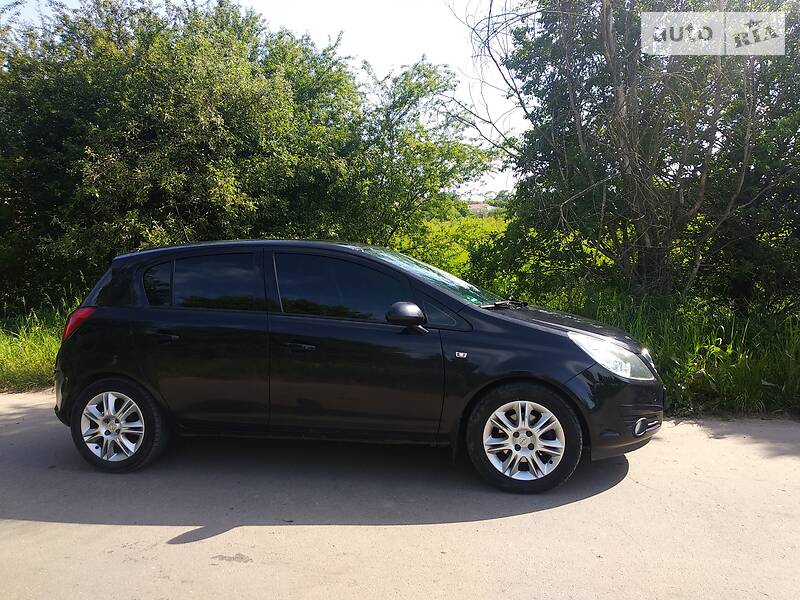 Хетчбек Opel Corsa 2009 в 