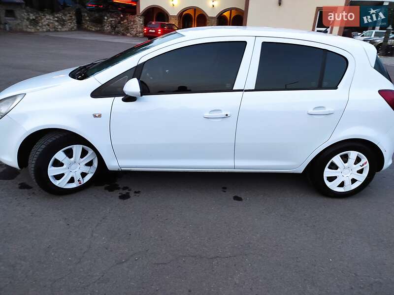 Хэтчбек Opel Corsa 2010 в Новояворовске