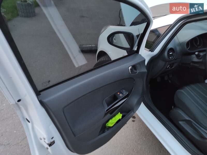 Хэтчбек Opel Corsa 2010 в Новояворовске