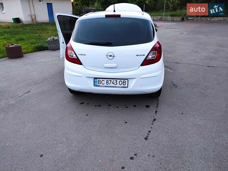 Хэтчбек Opel Corsa 2010 в Новояворовске