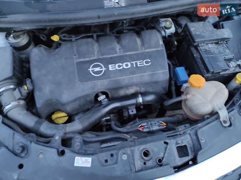 Хэтчбек Opel Corsa 2010 в Новояворовске