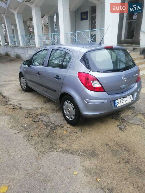 Хэтчбек Opel Corsa 2007 в 