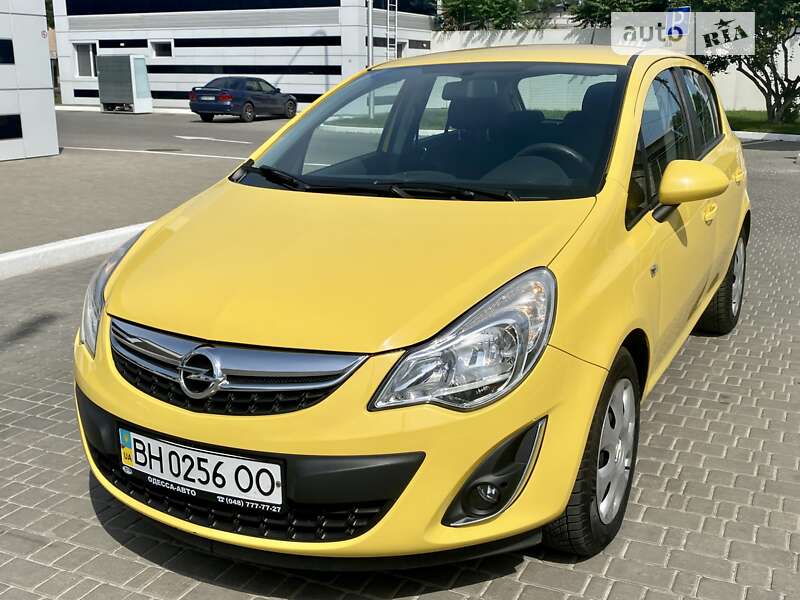 Хэтчбек Opel Corsa 2013 в 