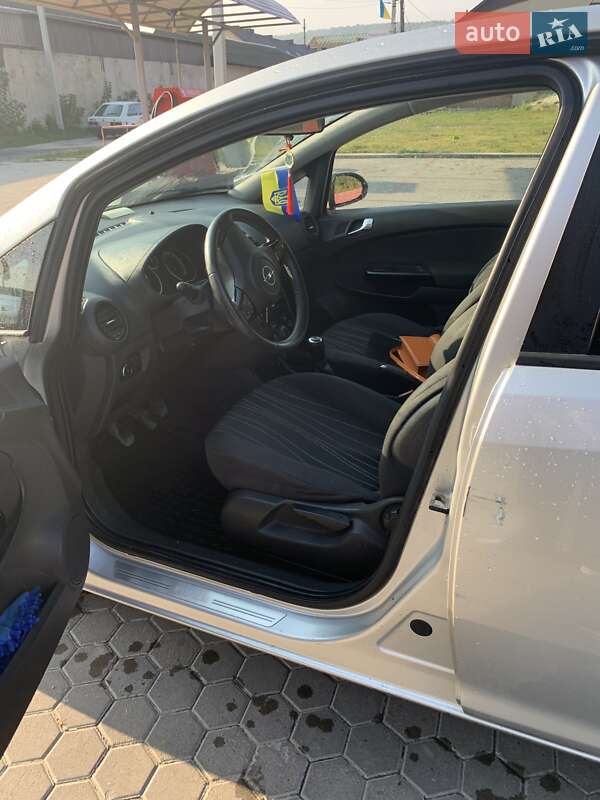 Хэтчбек Opel Corsa 2011 в Кременце