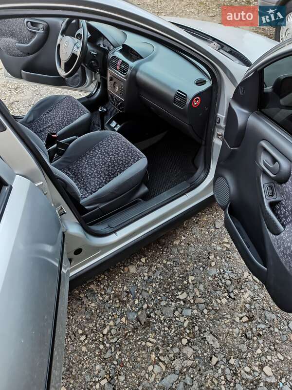 Хетчбек Opel Corsa 2002 в Самборі
