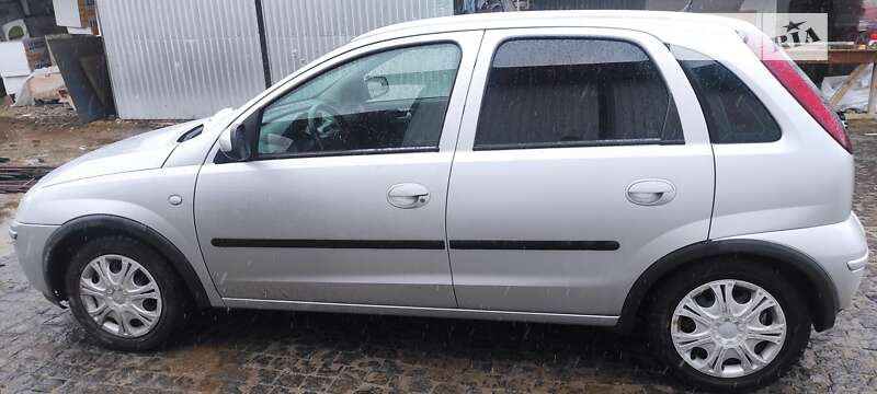 Хэтчбек Opel Corsa 2004 в Верховине