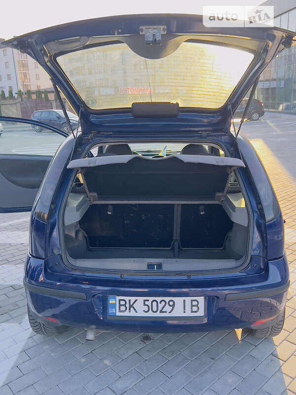 Хэтчбек Opel Corsa 2004 в Ровно