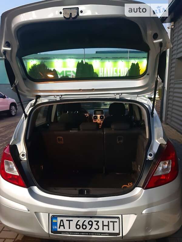 Хэтчбек Opel Corsa 2009 в Ивано-Франковске