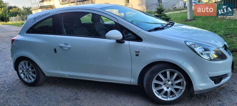 Хэтчбек Opel Corsa 2010 в Скалате