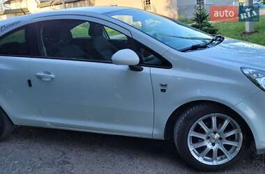 Хэтчбек Opel Corsa 2010 в 
