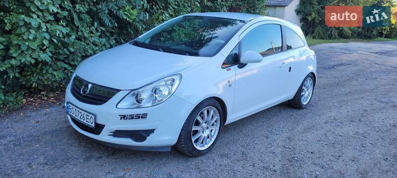 Хэтчбек Opel Corsa 2010 в 