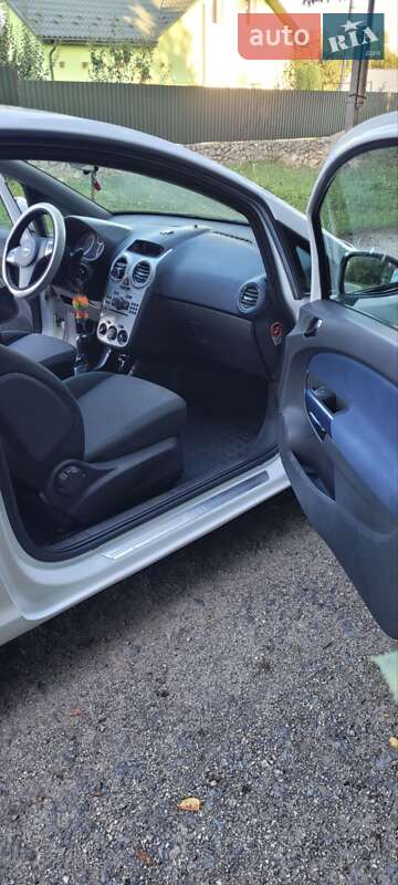 Хэтчбек Opel Corsa 2010 в Скалате