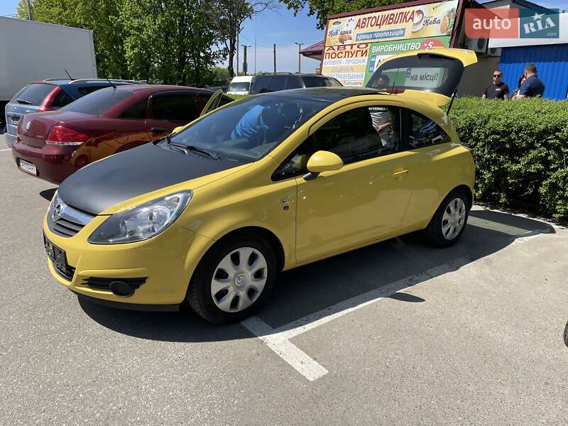 Хэтчбек Opel Corsa 2010 в 