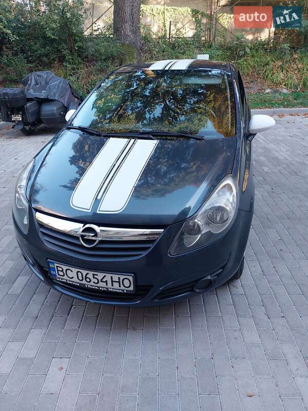 Хэтчбек Opel Corsa 2010 в 