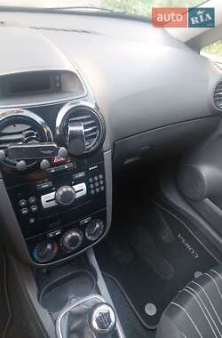 Хэтчбек Opel Corsa 2010 в 